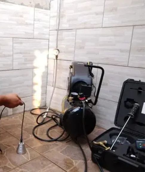 Pressurização de rede para localizar vazamentos subterrâneos